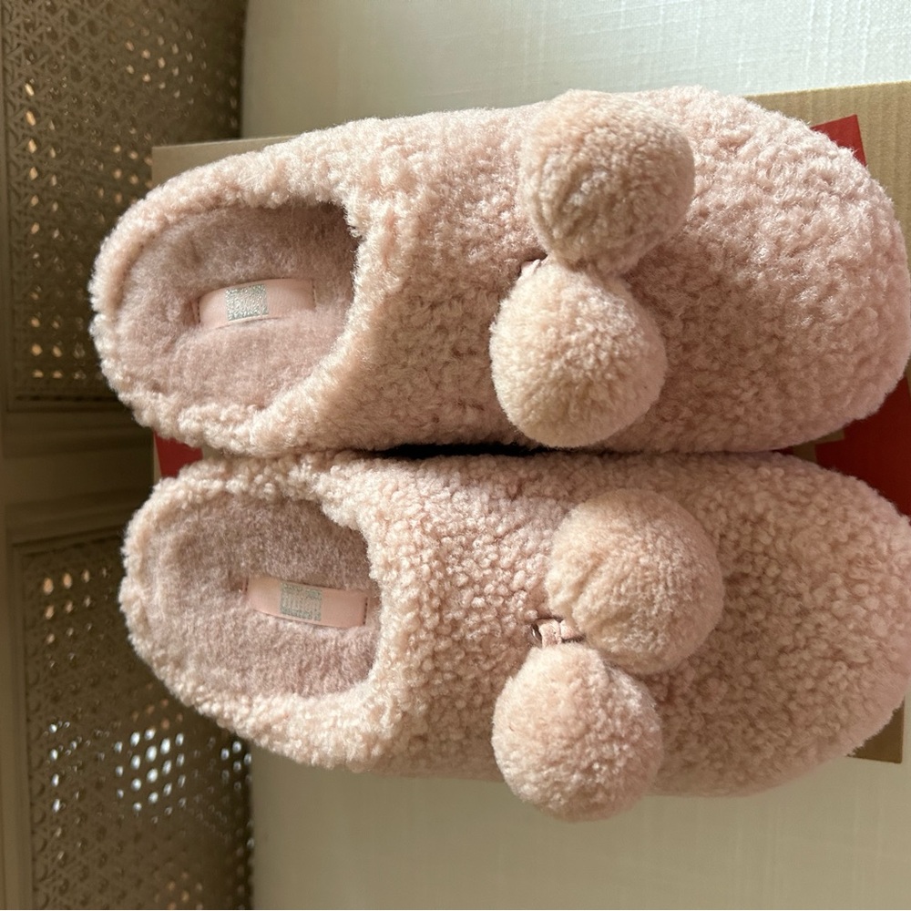 “NEW” Fitflop Shearling Pom Pom Slides